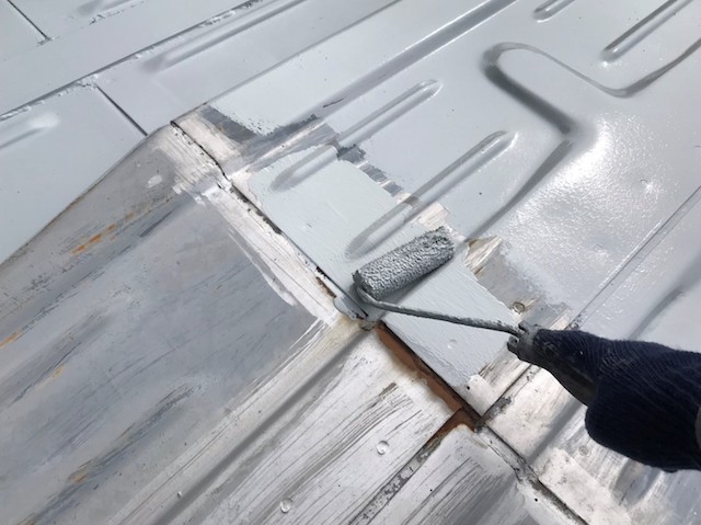 エポキシ系の錆止めを機械式駐車場に塗布する職人